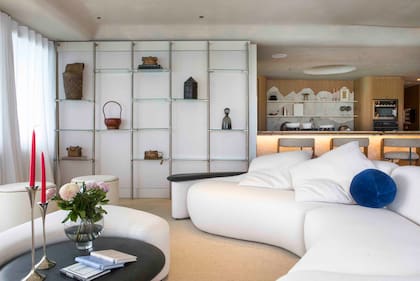 El sillón, que sigue la forma orgánica del espacio, se dispuso de cara a la laguna, para disfrutar de la vista en cualquier momento del día. Objetos en la biblioteca (Desde Asia).
