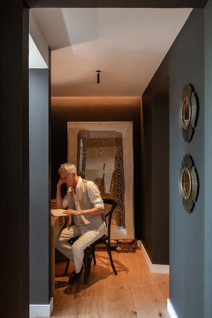 Aprovechando cada espacio, Sandy armó un pequeño escritorio en la parte final del pasillo que conecta el sector social con el dormitorio principal y su baño en suite.