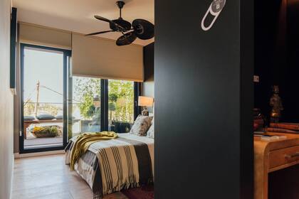 Para el cuarto principal también se eligió un tono oscuro en látex satinado (Colorín). Ventilador de techo (Desde Asia). Cortinas 'Duette' (Hunter Douglas).