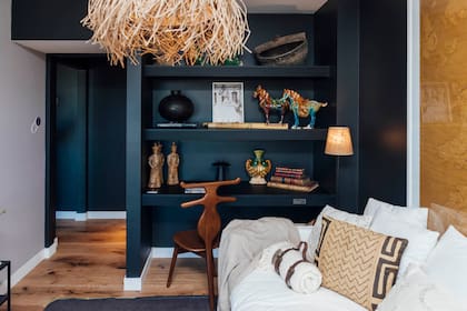 Los pisos de Patagonia Flooring en excelente combinación con el tono profundo de Colorín, los zócalos blancos y los dorados y crudos de la decoración. Silla 'Valet' (Harturo). Objetos (La Contenta).