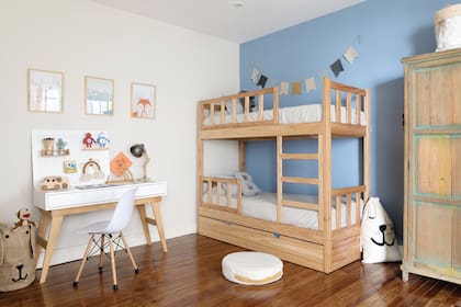 Cuna y cama cucheta hechas por un carpintero.