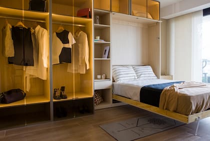 Placard (@arqdesign) con puertas de vidrios fumé (Shawer) y estructura de melamina 'Kiri' (Faplac). Prendas de Atelier Delacroix. Cama rebatible (Camas Volcables Broglia). Ropa de cama de @posto.deco.
