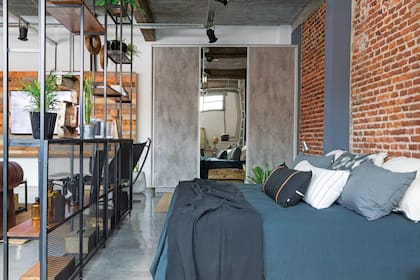 Ropa de cama, almohadas, almohadones y manta (Lote Propio), hechos a medida, a tono con la pintura de las columnas (Sinteplast).