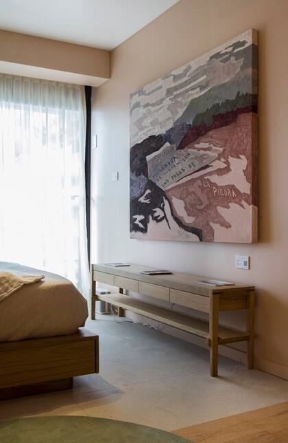 Sobre la consola (Marini Estudio), obra de arte de Azul van Peborgh (Diderot.art). Cortinas de lino de Hunte Douglas (Darlux).