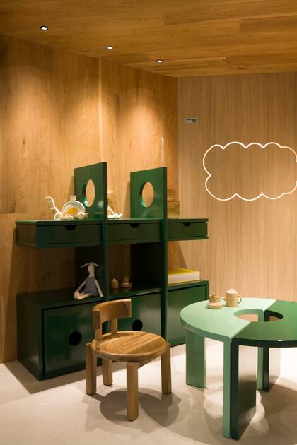 El diseño abierto del juguetero 'Coco' contribuye con la libre interacción y el desarrollo creativo; mesa 'Nido' en dos colores y silla 'Tora' al natural (todo de Marini Estudio). Juguetes de madera (3011 Kids).