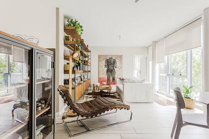 Aparador, lámpara de pie y biblioteca (Talleres Sustentables). Chaise longue (Landmark). Sillón y mesa baja (Filipponi Deco). Banquito (Elementos Argentinos). Todo se pintó con ‘Gris Fósil’ (Alba).
