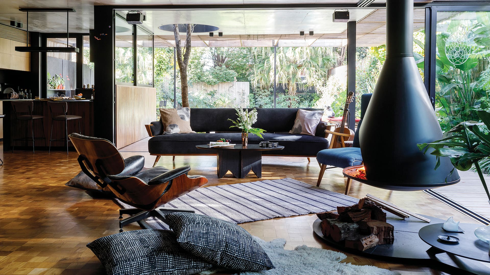 Debajo de la chimenea aérea (Daf Casa), piezas que protegen el piso y se usan como leñero (Lerner-Raffo Arquitectos).