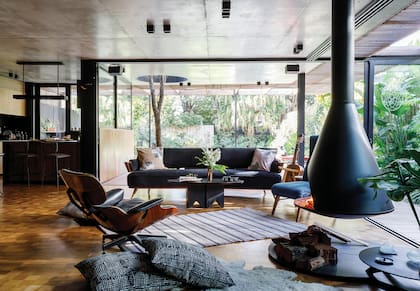 Debajo de la chimenea aérea (Daf Casa), piezas que protegen el piso y se usan como leñero (Lerner-Raffo Arquitectos).