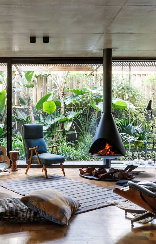 Debajo de la chimenea aérea (Daf Casa), piezas que protegen el piso y se usan como leñero (Lerner-Raffo Arquitectos).