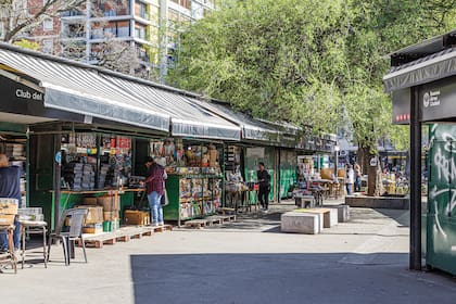 Los puestos de diarios, libros y revistas son un rasgo casi identitario de Parque Rivadavia y Parque Centenario.