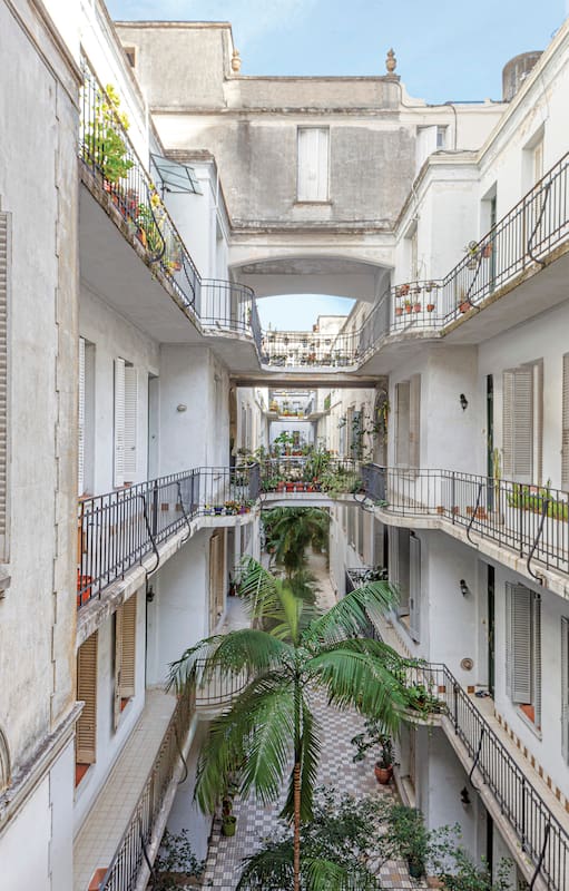 De edificio emblemático a polo cultural: visitamos el depto-taller de una artista en el Pasaje General Paz