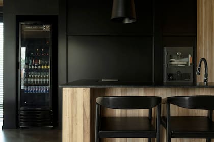 La barra tiene un espacio de lavado con bacha (Johnson) y grifería negra (FV). Cuenta con espacio de guardado y también con un lavavajillas para poder resolver todo ahí, sin tener que acceder a la cocina principal de la casa.