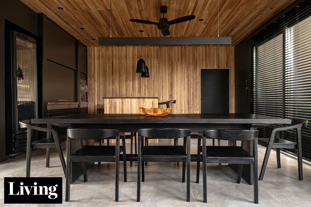 Foto del quincho de una casa con paredes y techo revestidos en madera de kiri.