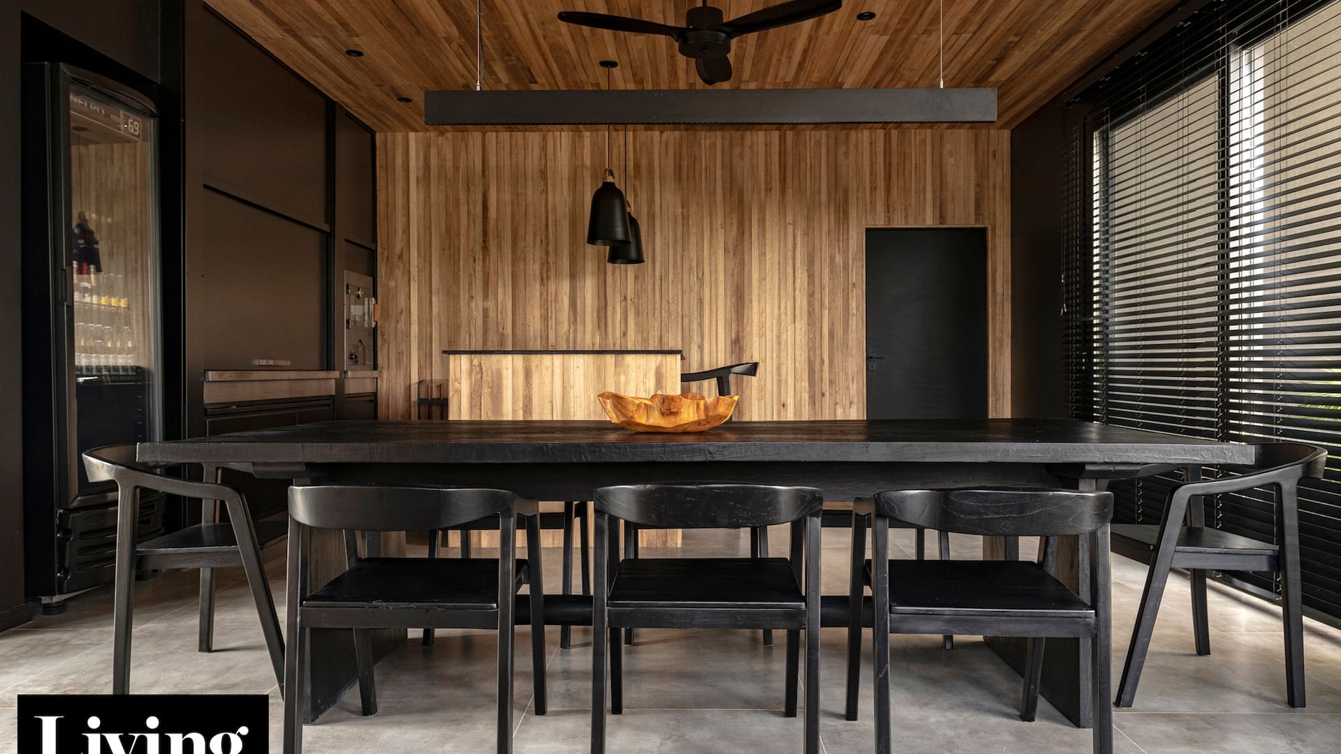 Foto del quincho de una casa con paredes y techo revestidos en madera de kiri.