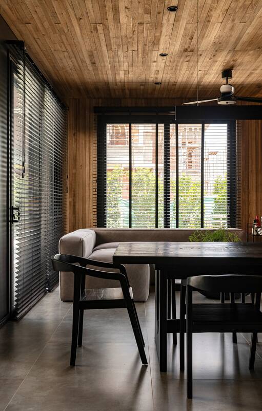 Foto del quincho de una casa con paredes y techo revestidos en madera de kiri.