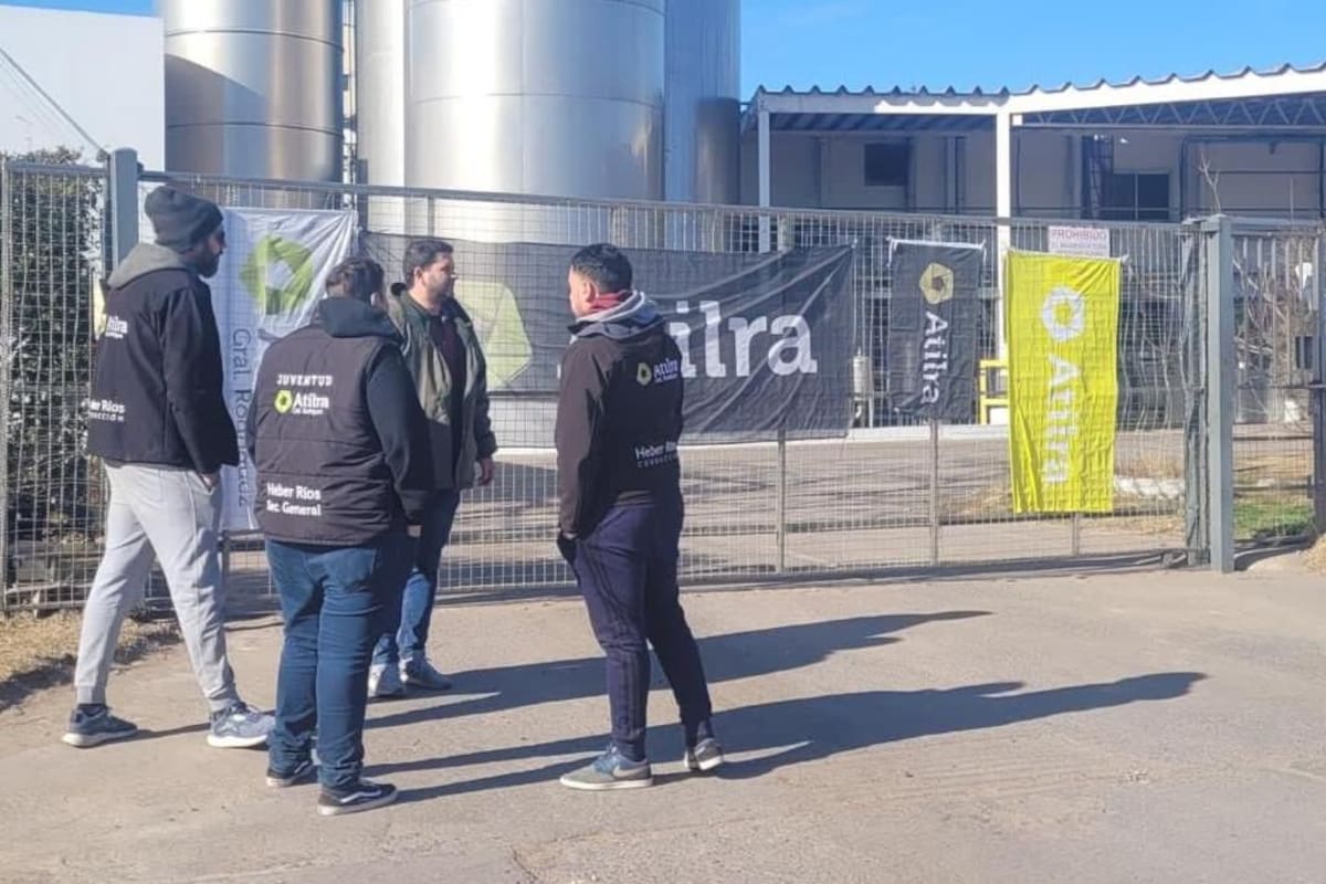 Foto del sábado pasado. En Lácteos Vidal dijeron que manifestantes de Atilra impidieron el ingreso de trabajadores y de camiones cisternas a la usina