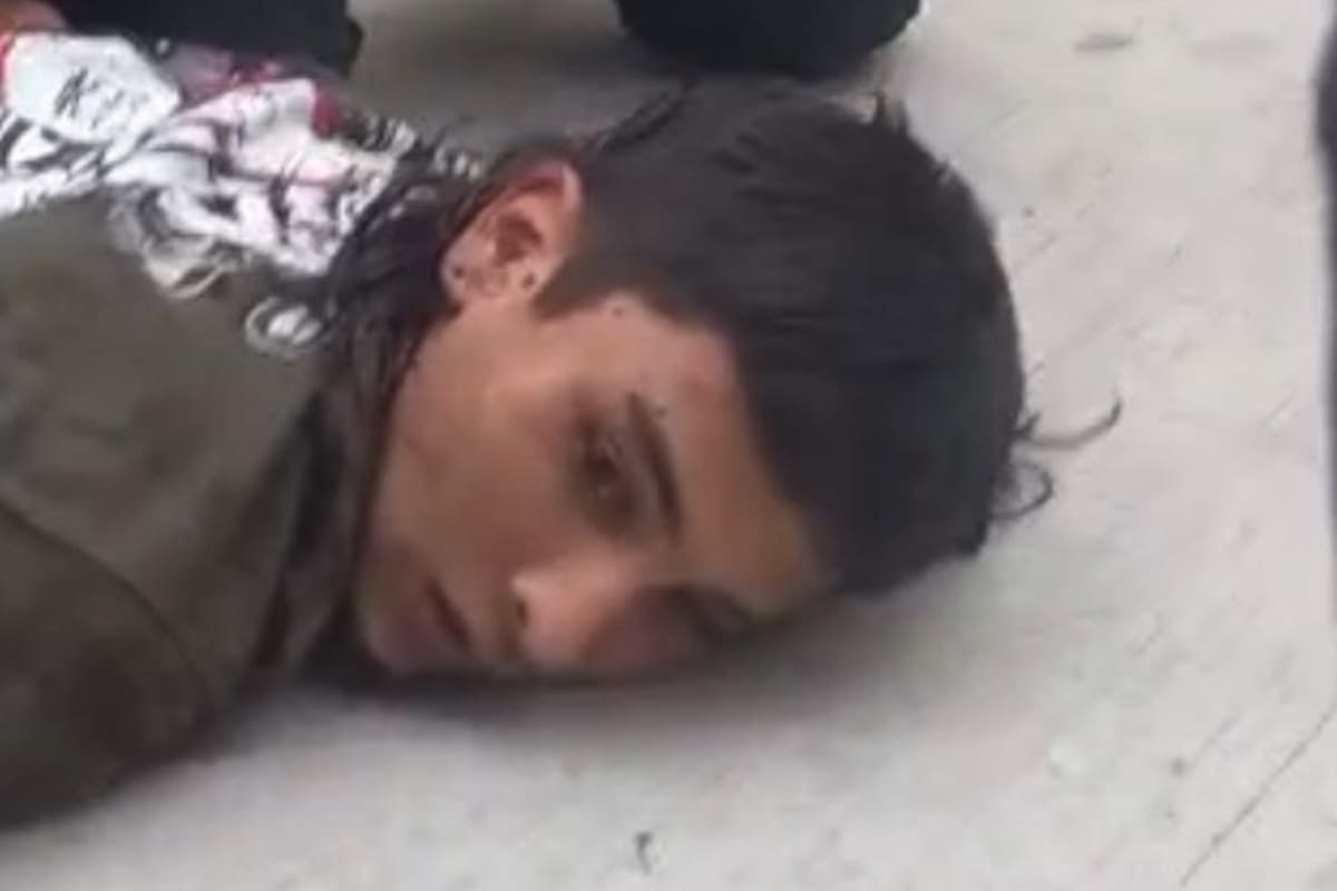 Foto del sicario de 14 años tendido en el suelo al momento de la detención