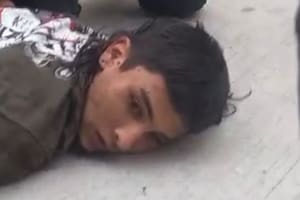 Foto del sicario de 14 años tendido en el suelo al momento de la detención