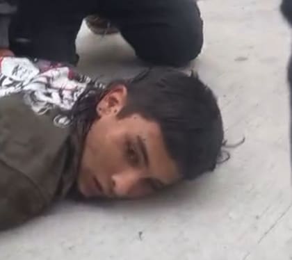 Foto del sicario de 14 años tendido en el suelo al momento de la detención