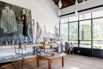 Con fuertes superficies de madera donde puede trabajar sus obras más grandes, Berna armó su taller en el extremo del living. "Pensé en un piso que pudiera manchar sin preocuparme”, dice, contenta con su casa de uso absoluto.