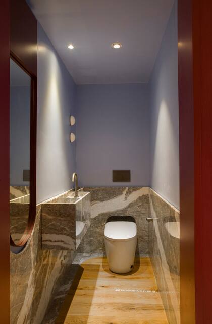 Espejos y accesorios (Arhouse). Sanitario inteligente 'Smart Milano' (Ferrum). Revestimiento y bacha en mármol 'Fior di Pesco) con terminación leather (De Stefano).