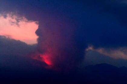 Foto del volcán Sakurajima en Japón, visto desde  Tarumizu, en la prefectura de Kagoshima. (Kyodo News via AP)