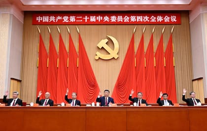 Foto difundida por la agencia de noticias Xinhua el jueves 23 de octubre de 2025: el presidente chino, Xi Jinping, con miembros del Comité Permanente del Buró Político