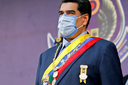 Foto difundida por la oficina de prensa de la Presidencia venezolana del presidente Nicolás Maduro con mascarilla mientras participaba en la ceremonia de conmemoración del bicentenario de los Tratados de Armisticio y Regularización de Guerra, el 27 de noviembre de 2020