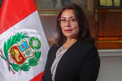 Foto distribuida por la oficina de prensa de la presidencia de Perú de la jefa de gabinete del presidente Francisco Sagasti, Violeta Bermúdez, durante la ceremonia de inauguración de los nuevos miembros del gabinete en el Palacio Presidencial en Lima el 18 de noviembre de 2020