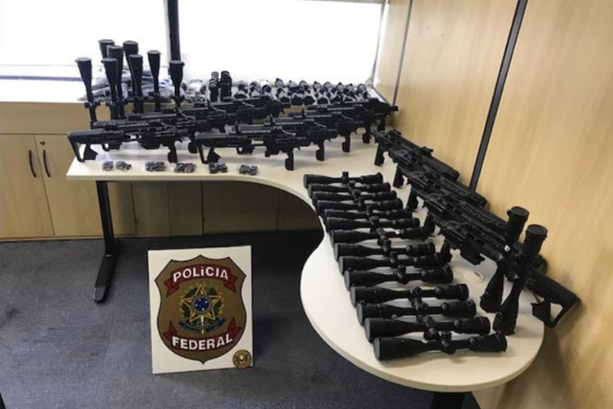 Foto distribuida por la Policía Federal de Curitiba de un armas incautadas después de que la Policía Federal de Brasil desplegó una operación en varios estados para desmantelar un gran grupo de traficantes de armas