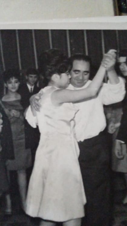 Iris bailando el vals con su padre adoptivo