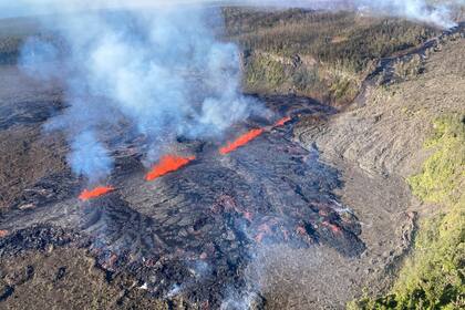 Foto entregada por el Servicio Geológico de Estados Unidos, captada durante un vuelo en helicóptero, el 17 de septiembre del 2024, que muestra el Volcán Kilauea, en el Parque Nacional de los Volcanes en Hawai. (A. Ellis/Servicio Geológico de Estados Unidos via AP)