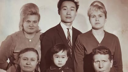 Foto familiar de la década del 60, el padre de Tsoi era coreano y su madre, rusa
(Foto: X@sovietvisuals)