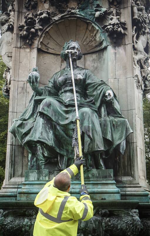 FOTO FORMATO VERTICAL Un trabajador de la ciudad de Leeds, Inglaterra, limpia las pintadas y leyendas hechas sobre la estatua de la Reina Victoria, en las que se la acusaba de esclavista, en junio último