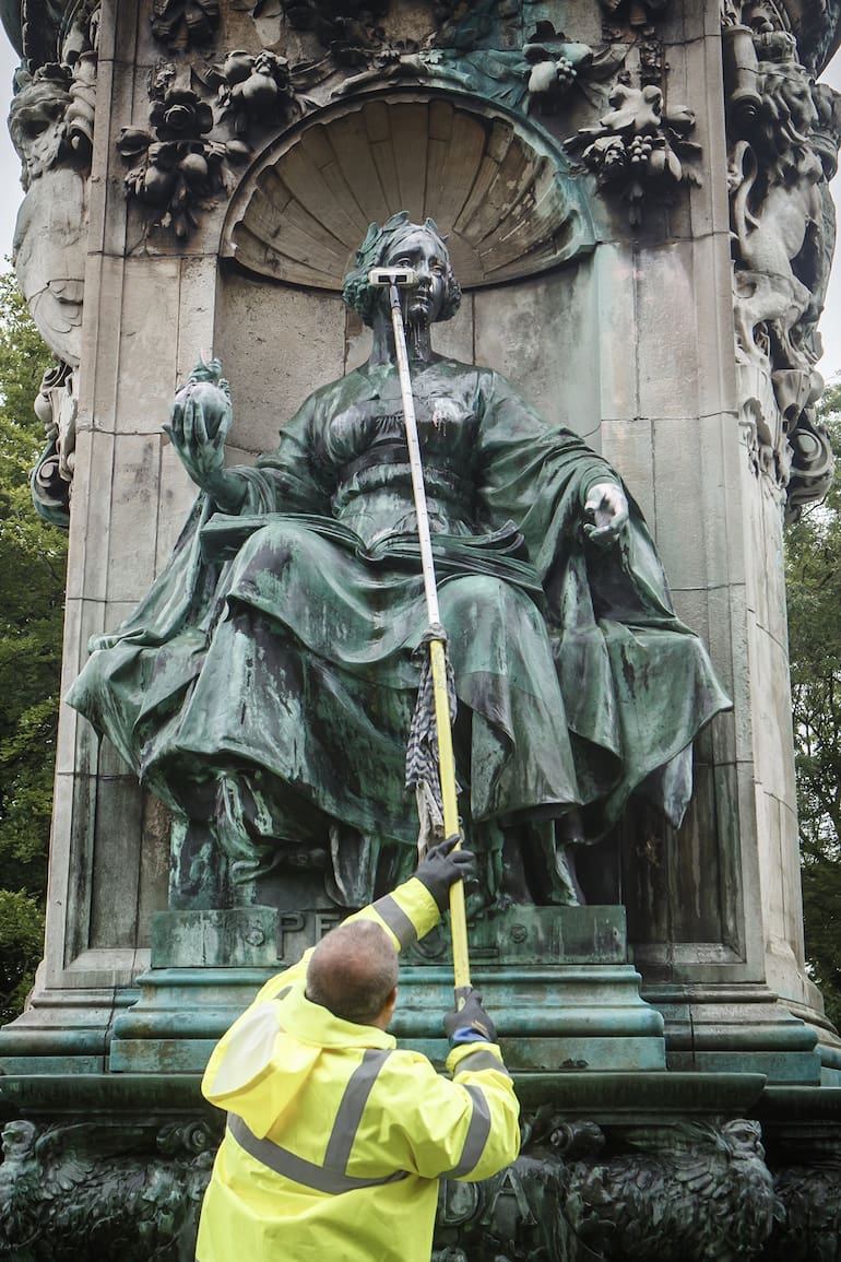 FOTO FORMATO VERTICAL Un trabajador de la ciudad de Leeds, Inglaterra, limpia las pintadas y leyendas hechas sobre la estatua de la Reina Victoria, en las que se la acusaba de esclavista, en junio último
