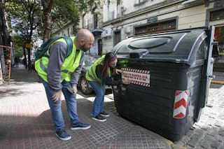 Polémica por una propuesta para castigar a quienes agarren residuos de contenedores en CABA