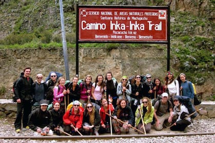 Foto grupal con el team completo antes de empezar la caminata. ¡Abiertos a la aventura!
