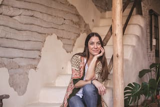 Es ceramista y moldeó su casa a mano con una técnica milenaria