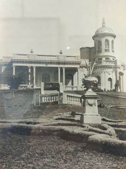 Foto histórica del palacio antes de que fuera remodelado.