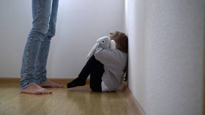 Foto ilustración; abuso infantil; padres violentos