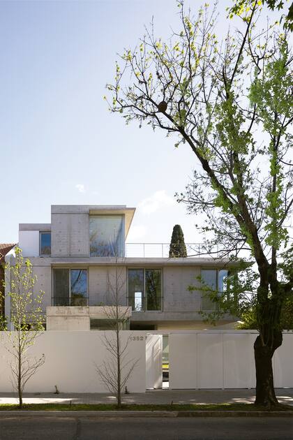 Un matrimonio de arquitectos construyó su casa bajo un particular esquema de terrazas