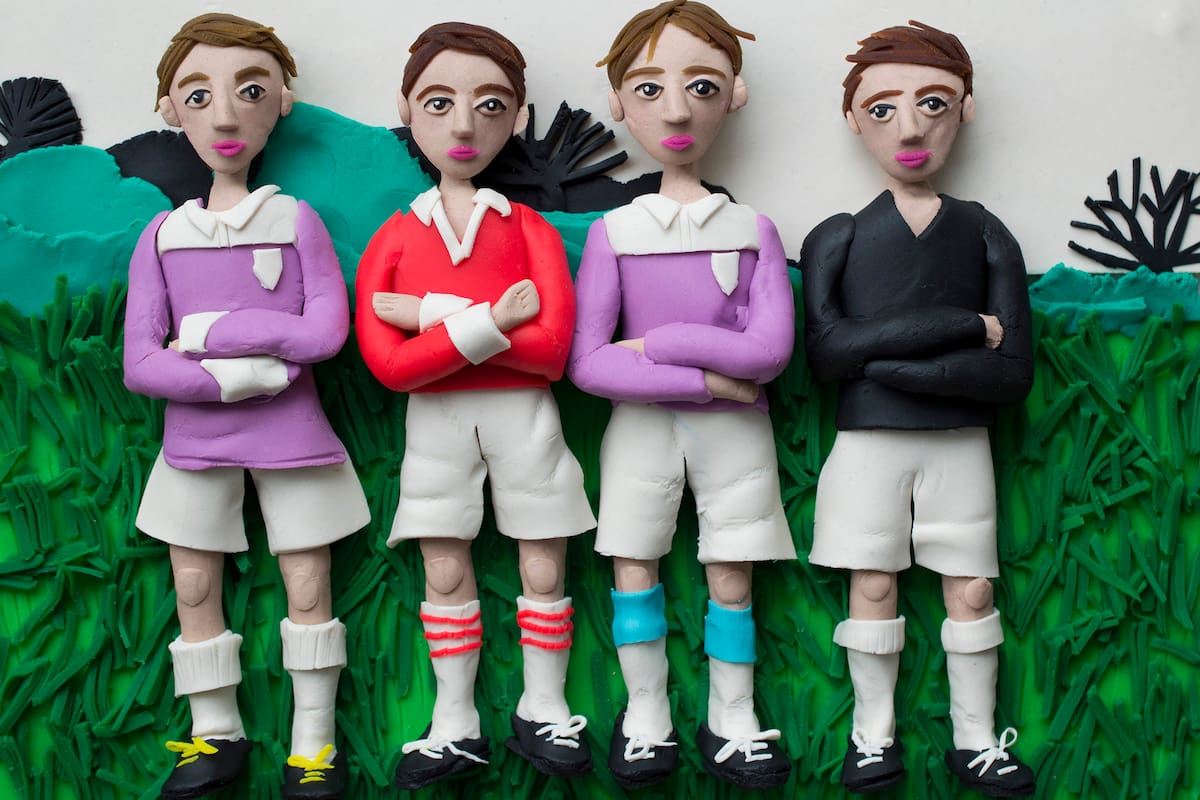 Foto original Phoenix Park on a Sunday, Dublin, de 1966, de Evelyn Hofer, recreada en Play-Doh por Eleanor Macnair