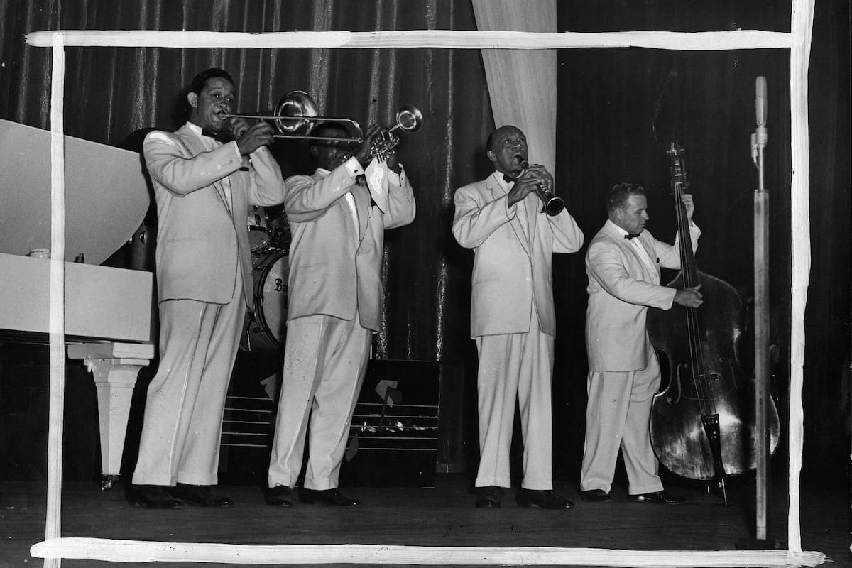 Foto original publicada en LA NACION (incluso con sus marcas de encuadre), del debut de Louis Armstrong en el Teatro Opera, el 30 de octubre de 1957; lo acompañan sus All Stars, Squire Gersh, Edmond Hall, James Trummy Young