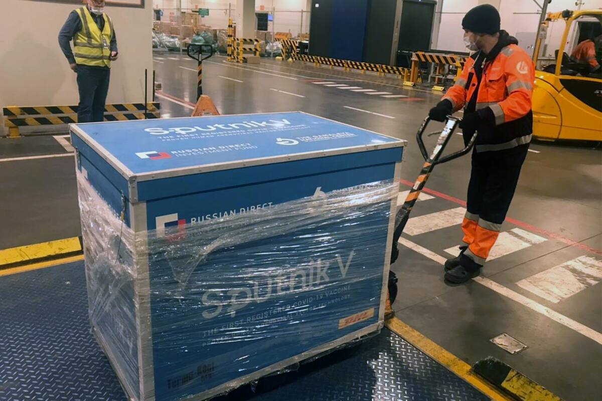 Foto publicada por el Ministerio de Relaciones Exteriores de Bolivia de trabajadores preparando cajas de la vacuna Sputnik V contra el nuevo coronavirus que se enviarán de Moscú a La Paz vía Buenos Aires el 27 de enero de 2021