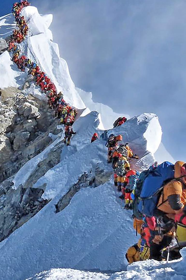 Foto publicada por el proyecto Posible expedición del escalador Nirmal Purja muestra el intenso tráfico de montañistas que se alinean para pararse en la cima del Monte Everest