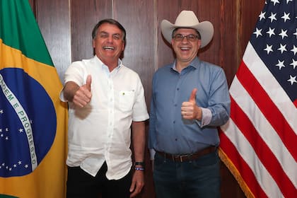 Foto publicada por la presidencia brasileña de Jair Bolsonaro y el embajador de Estados Unidos en Brasil, Todd C. Chapman, dando su visto bueno durante la conmemoración del 244 aniversario de la independencia de Estados Unidos, en Brasilia, el 4 de julio de 2020