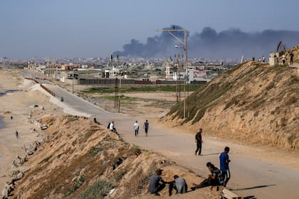 Foto que muestra a la distancia el humo que sale de la Franja de Gaza tras un ataque aéreo israelí. (AP foto/Abdel Kareem Hana)