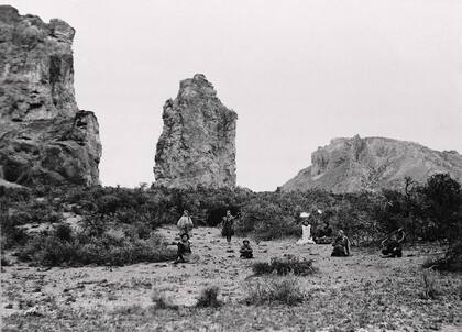 Niños de las familias Morgan y Thomas en cañadón Garbón. 1908.