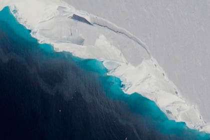 Foto satelital de la NASA donde puede apreciarse claramente cómo se agrieta el glaciar antártico Thwaites