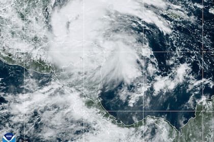 Foto satelital de la tormenta Sara sobre Centroamérica y el Caribe. Foto de GOES-East GeoGolor tomada el 14 de noviembre del 2024 a las 1:03 p.m. EST y entregada por la Oficina Nacional de Administración Oceánica y Atmosférica de Estados Unidos. (CIRA/NOAA via AP)